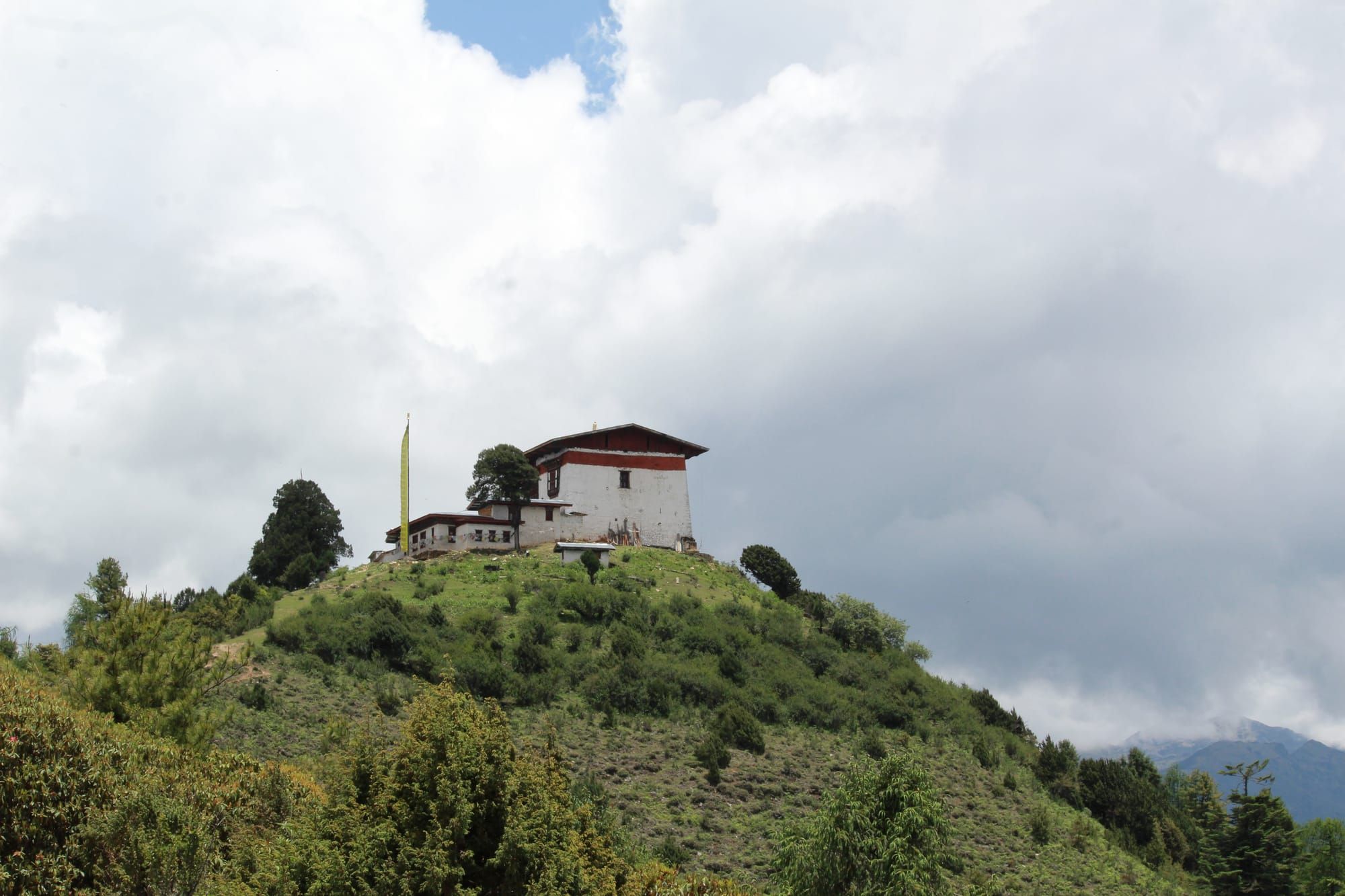 Jela Dzong aong Druk path