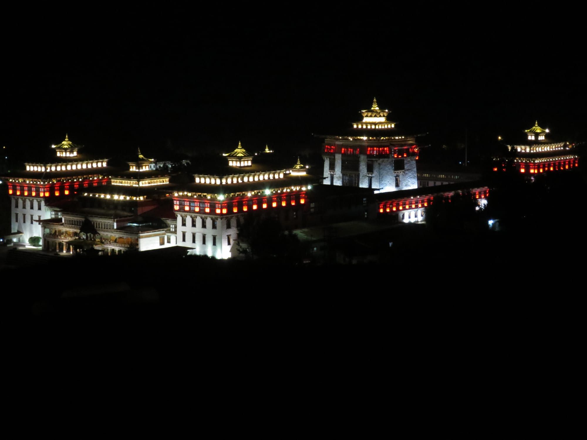 tashichhoe-dzong-night