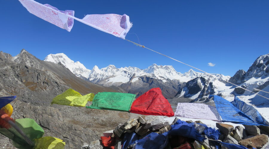 Prayer_Flags_and_mountains